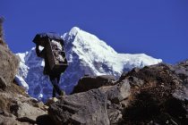 Alpinista de montanha caminhando — Fotografia de Stock