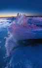 Un lac gelé avec des morceaux — Photo de stock