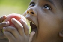 Kind isst einen Apfel — Stockfoto