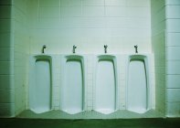 Vecchi orinatoi in bagno maschile. copia spazio — Foto stock