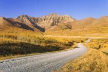 Estrada no outono através das montanhas — Fotografia de Stock