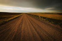 Гравийная дорога против неба — стоковое фото