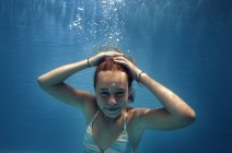 Una chica bajo el agua - foto de stock