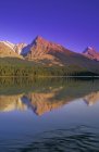 Lago Reflexão e montanha — Fotografia de Stock
