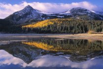 Lago di montagna con riflesso di cime — Foto stock