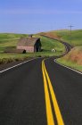 Route sinueuse dans le comté de Palouse — Photo de stock