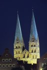 Iglesia Spires en la noche - foto de stock