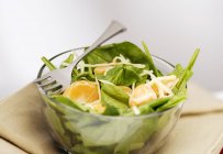 Salat mit frischem Spinat — Stockfoto