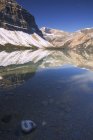 Живописная рефлексия в горном озере — стоковое фото