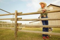 Cowboy en chapeau sur Ranch — Photo de stock