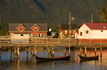 Casas en aguas costeras - foto de stock
