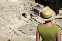 Touriste féminine à l'amphithéâtre — Photo de stock