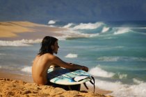 Серфер сидить на пляжі — стокове фото