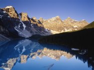 Reflexión en el agua de los picos de montaña - foto de stock