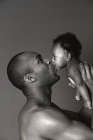 Imagem monocromática do pai segurando bebê menina — Fotografia de Stock