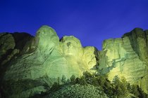 Monte Rushmore en la noche - foto de stock