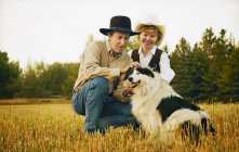 Casal de família com cão — Fotografia de Stock