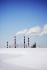 Raffinerie-Pipeline mit Rauch, Umweltverschmutzung — Stockfoto