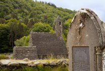 Mosteiro e Tombstone arruinados — Fotografia de Stock