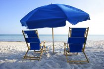 Пляжні стільці і парасолька — стокове фото