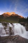 Сценический горный водопад — стоковое фото