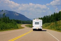 Veicolo ricreativo di guida attraverso Alberta — Foto stock