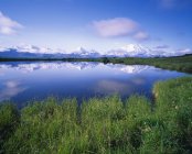Reflexão montanha na lagoa — Fotografia de Stock