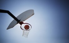 Vista do aro de basquete — Fotografia de Stock