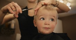 Junge bekommt einen Haarschnitt — Stockfoto