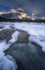 Congelamento do rio montanhoso — Fotografia de Stock