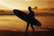 Серфер с видом на море — стоковое фото