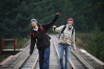 Пара туристов, идущих по рельсам в Британской Колумбии — стоковое фото