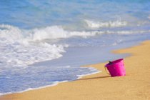 Cubo de playa púrpura - foto de stock