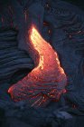 Поток лавы над скалой — стоковое фото