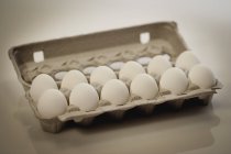 Des douzaines d'œufs dans la boîte à cartes — Photo de stock