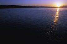 Malerischer Sonnenuntergang über dem Wasser — Stockfoto