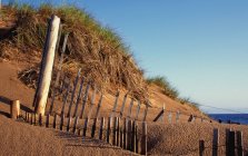 Dunas de areia com cerca de madeira — Fotografia de Stock