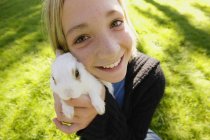 Bambino con coniglietto domestico — Foto stock