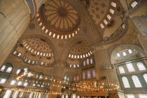 Interior de la mezquita azul - foto de stock