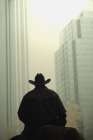 Cowboy in der modernen Stadt — Stockfoto