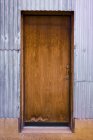 Imagem vertical da porta de madeira velha fechada — Fotografia de Stock