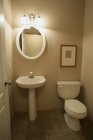 Moderno cuarto de baño interior con sanitarios y muebles - foto de stock