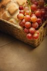 Raisins et pain dans le panier — Photo de stock