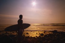 Surfeur en fin de journée — Photo de stock