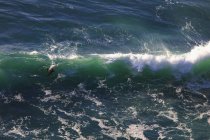 Входящие волны вдоль побережья — стоковое фото