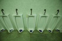 De vieilles urinoirs dans les toilettes masculines. espace de copie — Photo de stock