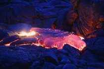 Поток горячей лавы — стоковое фото