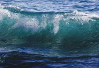 Vague d'océan dans l'eau de mer claire — Photo de stock
