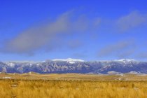 Montagna panoramica con campo — Foto stock