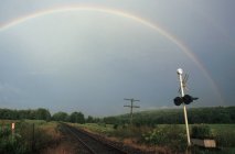 Arco iris sobre vía férrea - foto de stock
